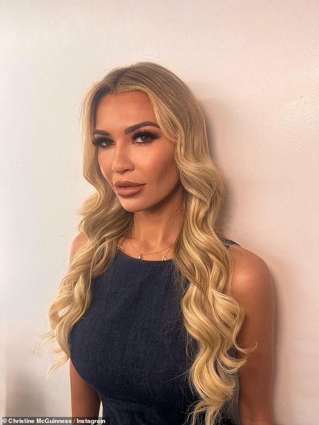 Također je viđena kako pokazuje besprijekornu šminku i kosu dok je pozirala u jednom sumornoj pucnji