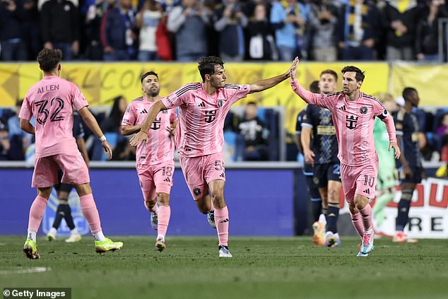 Like his dad, Federico Redondo is happiest setting the tempo in the middle, in what is known as the ¿No 5 role¿ in Argentina