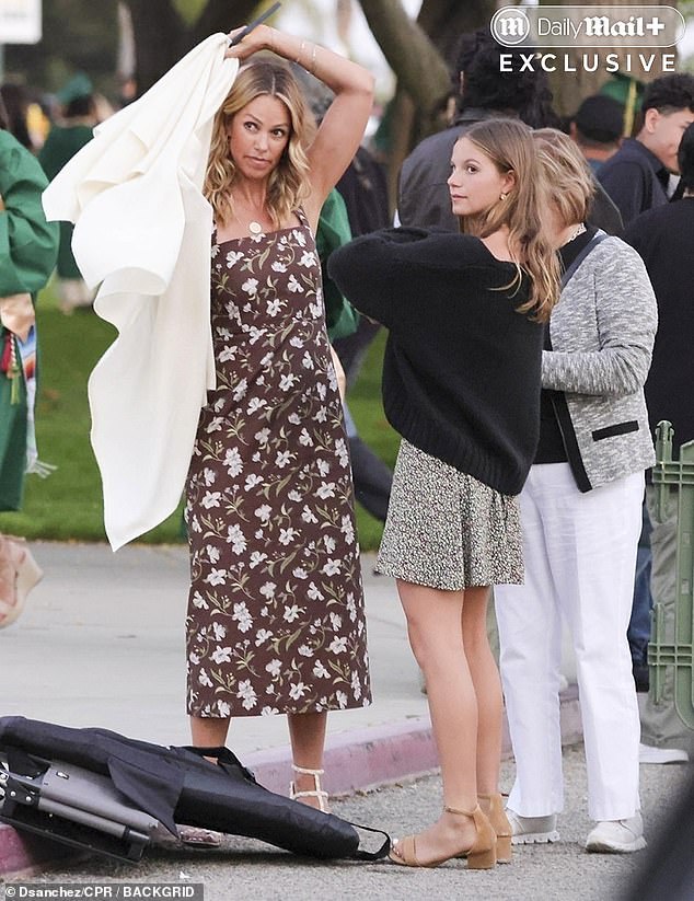 Christine je, sa svoje strane, izgledala blistavo u cvjetnoj haljini, trepćući široki osmijeh dok je pozirala za fotografije s Caydenom