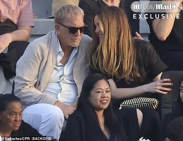 Lily se nagnula za intimni razgovor