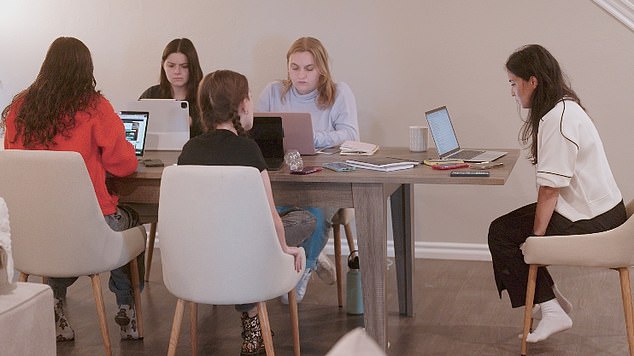 Ariel je vidjela u svom računalu kako naporno radi s članovima tima SOSA