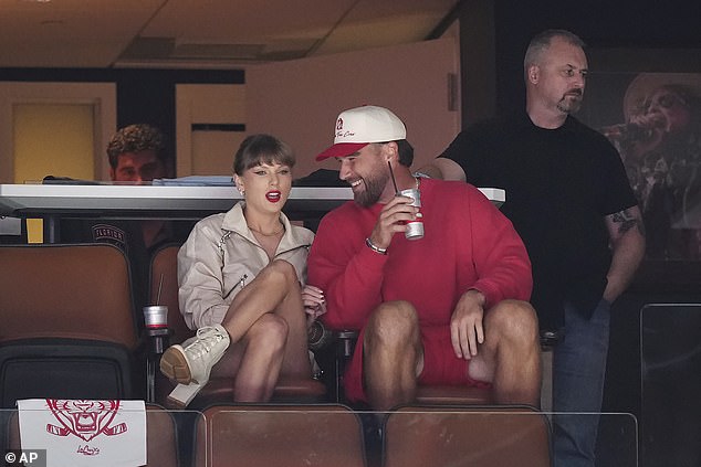 Obožavatelji su bili u potrazi za bilo kakvim tragovima dok su se prilagodili da vide kako par A-popisa komunicira jedni s drugima u svojim VIP sjedalima