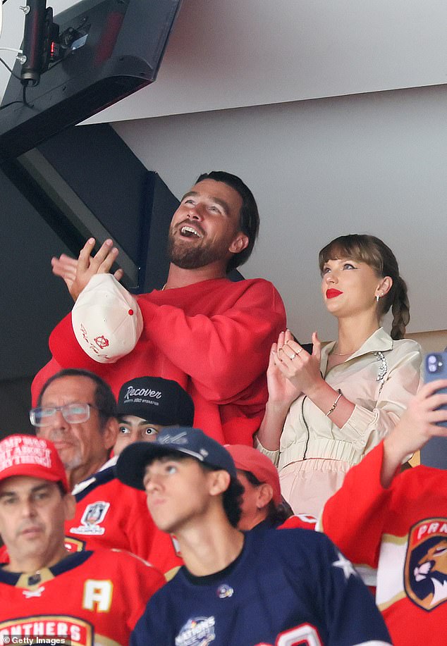 Njezin posjet dolazi samo nekoliko sati nakon voljenog nastupa u finalu Stanley Cupa s partnerom Travisom Kelceom