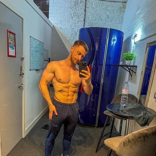 Kerryjev novi partner za osobni trener Paolo Magaglione je 11 godina junior u 33 godine