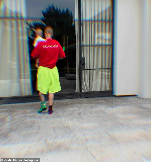 Bieber je svoj ležerni izgled udružio s highlighter-zelenim kratkim hlačama i neusklađenim čarapama