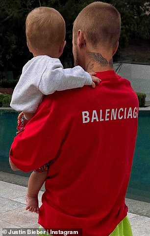 Dvojac oca i sina bio je odjeven u odjeću koordinirane u boji, s ukusnim hitmakerom odjevenom u vrećastu crvenu majicu Balenciaga