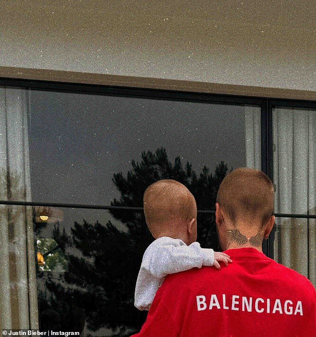 Justin i njegov sin činilo se da su na temelju svog prostirenog dvorca