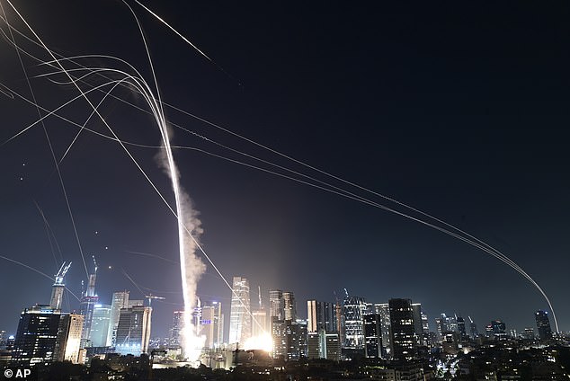 Izraelci su požurili da bombardiraju skloništa dok su sirene zračne racije zazvonile tijekom iranskih odmazdnih napada