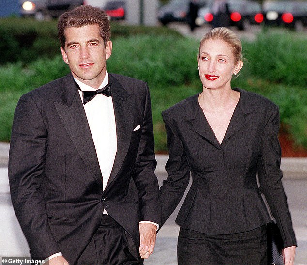 Paul Kelly preuzeo je ulogu JFK Jr., dok Sarah Pidgeon igra Bessette u seriji - koja bi trebala započeti emitiranje na FX -u i streaming na Hulu sljedeće godine u veljači 2026; Gledano 1999. u Bostonu