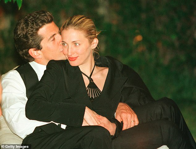 Carolyn i John 1995. godine zaručili su se i potajno vezali čvor na romantičnoj ceremoniji sljedeće godine u rujnu 1996; Gledano 1999. u Washingtonu DC