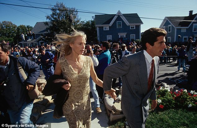 Carolyn i John Jr. - koji su bili sin kraja 35. predsjednika Johna F. Kennedyja i Jacqueline Kennedy - prvi put su prešli staze 1992. godine, kada je bio u vezi s glumicom Daryl Hannah; Kennedy i Hannah viđene 1993. godine na Rhode Islandu