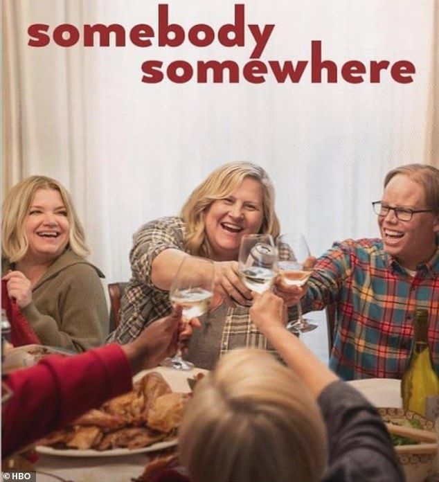 48-godišnjak je dostigao nove razine istaknutog kao najbolji prijatelj u HBO seriji Netko negdje u kojem glumi Bridget Everett (centar)