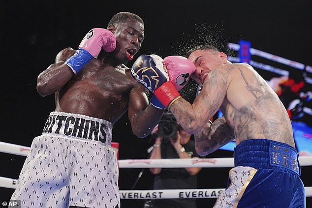 Hitchini su dominirali iz početka prije nego što su dvije minute zaustavili Kambosos 33 sekunde u osmi krug