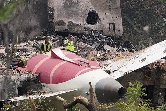 Putnički avion Air India za londonsku zračnu luku Gatwick srušio se ubrzo nakon polijetanja u Ahmedabadu u zapadnoj Indiji u četvrtak. Od svojih 242 putnika na brodu, vjeruje se da postoji samo jedan preživjeli