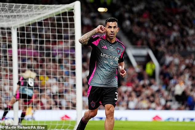 Carlos Tevez postigao je četiri gola kako bi pomogao World XI pobijediti Englesku 5-4 u nogometnoj pomoći za UNICEF