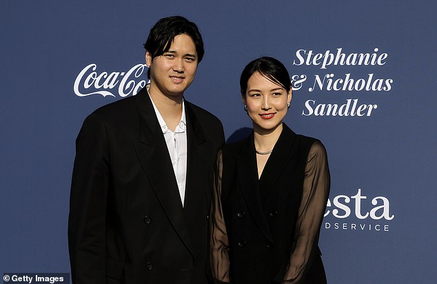 Ohtani, na slici sa suprugom Mamiko 2024. godine, potpisao je s Dodgersima na ugovor od 700 milijuna dolara prošle godine