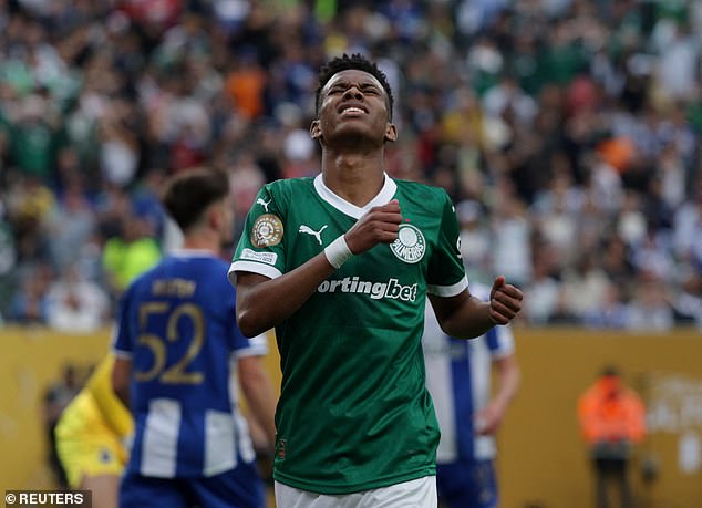 Brazilski Wonderkid Estevao je markirao teren 'sporo', dok je travnjak također projurio zbog toga što je bio