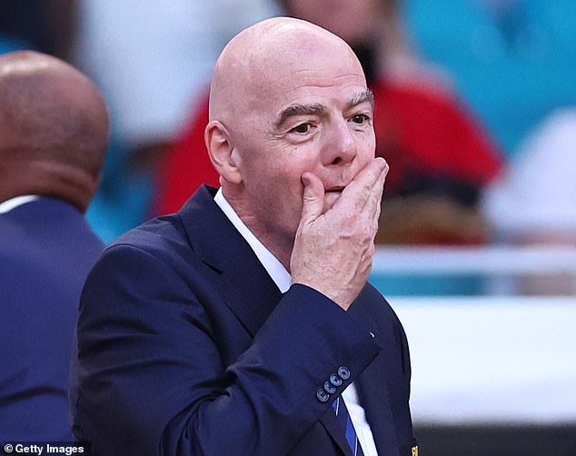 Kritike završnog terena kluba Svjetskog kupa dolaze kao novi udarac predsjedniku FIFA -i Gianni Infantino
