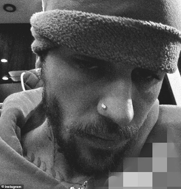 U međuvremenu, Justin je bio zauzet pucanjem niza zabrinjavajućih, prokaranih postova za svoj prvi očev dan