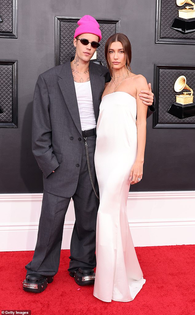 Još u svibnju, pjevačica breskve imala je izlaz na Majčin dan kada je Hailey prvi put slavila praznik kao mama. Obožavatelji su ga zabili zbog toga što je bio beznačajni prema svojoj supruzi kad je na Instagramu ostavio bilješku na kojoj je glasio: 'Ljubav u mame, ali majke Dan sisa **'; Na slici travnja 2022. u Las Vegasu