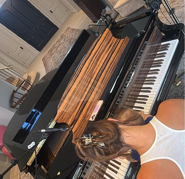 Bez obzira na to da nije objavila počast, pojavila se Hailey provela dan s novim tatom dok je zajedno postavila jednu od njegovih snimaka o njoj i njihovom sinu, ali nije se spomenula Justina i nije mu poželjela da je sretan očev dan na društvenim mrežama na društvenim mrežama