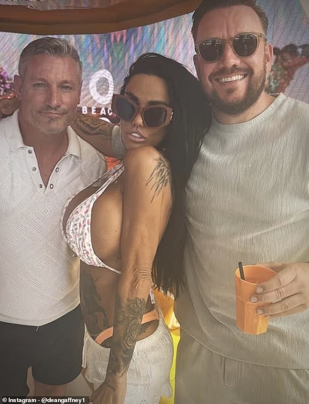 Fotografija objavljena na Instagram priče glumca Deana Gaffneyja pokazala je model još jednom odjevenu u bikini na slici između glumca EastEndersa i bivšeg nogometaša Tottenhama Hotspur -a Jamie O'Hara