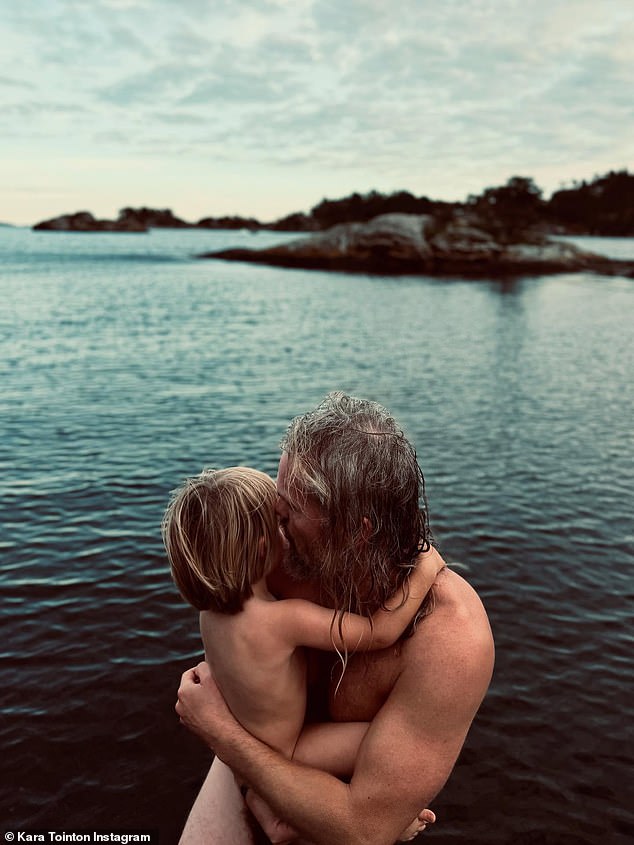 Unatoč glasinama 2022. godine da se razdvojila od Mariusa, par je stavio svoje probleme iza njih i napustio Veliku Britaniju za nordijsku selu sa svojim sinovima Frey, šest i Helly, četiri