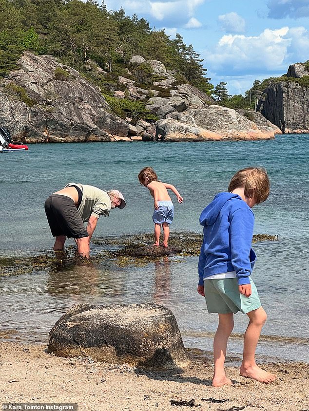 U ažuriranju je podijeljeno na Instagramu, Kara je uključivala fotografije svog partnerskog plivanja s Frey i Helly i uživajući u otvorenom