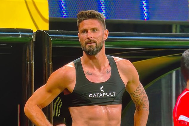 Drugo poluvrijeme je odgodilo pet minuta jer Olivier Giroud nije nosio majicu