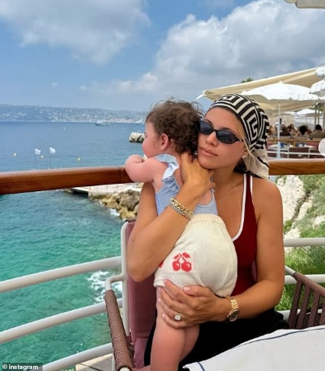 Njihova djevojčica Eloise - koja je prvi rođendan proslavila prošlog mjeseca u svibnju - također se pridružila roditeljima na putovanju