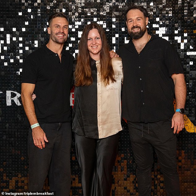 Woods (desno, na slici Beau Ryan, lijevo, i Cat Lynch, Centar), pristao je na odvažnu okladu s danas suorganizatorom Kyleom Stefanovićem da trči goli duž Bondi Beacha ako izgubi NSW