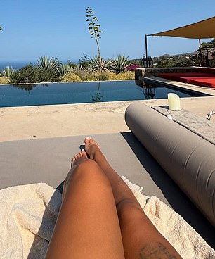 Vazquez je objavila fotografiju sebe kako hladi uz bazen