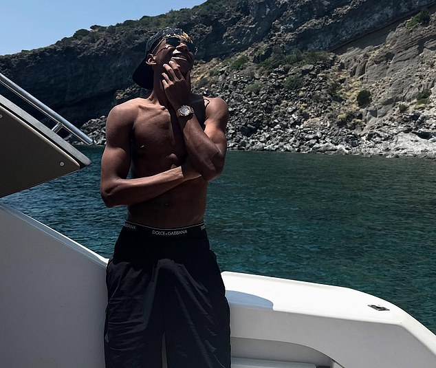 Par je oba objavio fotografije s broda, ali Yamal negira da su u vezi