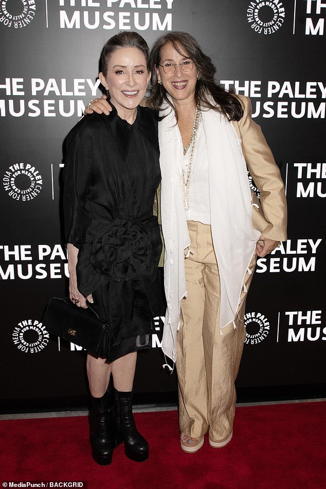 Maggie se odlučila za zlatni blejzer i hlača, s čistom bijelom bluzom ispod dok je zavladala Patricia u SNAP-u