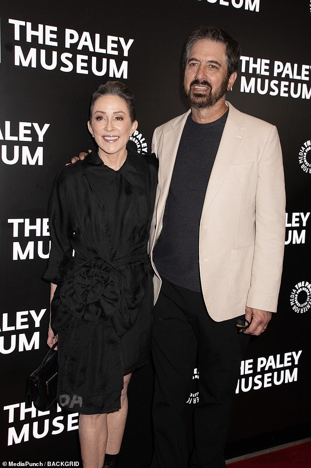 Glumica, 67, izgledala je tipično elegantno u crnoj satenskoj midi haljini s velikim ovratnikom i čudnim detaljima pojasa