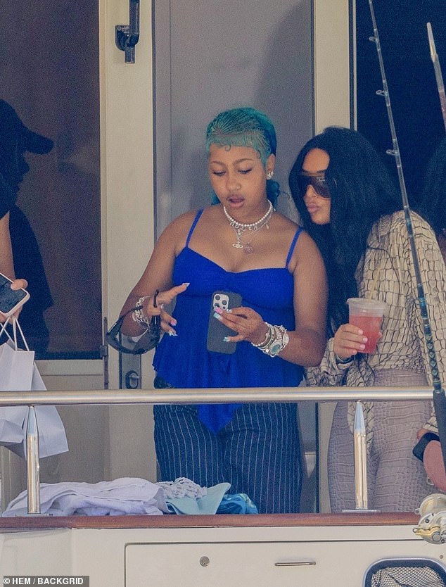 North je zazvonio u svom rođendanu s plavom kosom - pogled njezina tetka Kylie Jenner slavno se ljuljala prije nekoliko godina za vrijeme njezine kralja Kylie
