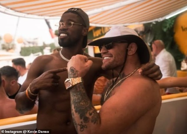 36-godišnji sramotni MMA borca ​​viđen je kako se zabavlja zajedno sa zvijezdom Spursa Kevina Dansoa