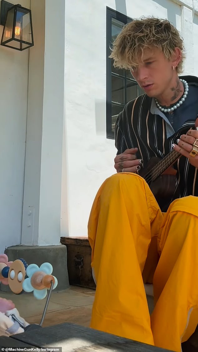 Reper je u utorak podijelio otkriće u Instagram videozapisu, gdje je svirao meku melodiju na ukuleleu, dok je njegov mali, uglavnom izvan okvira, slušao u blizini