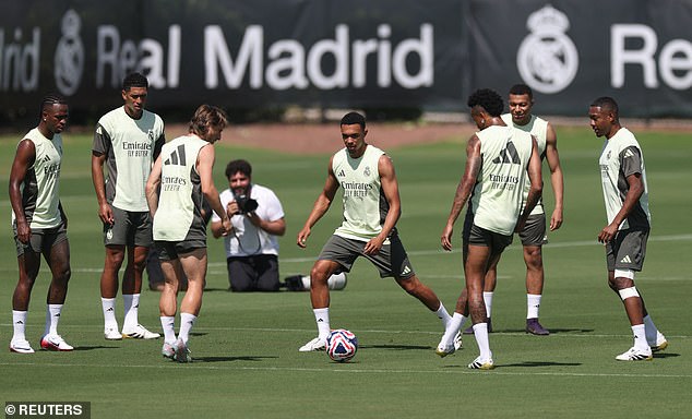 Bivša zvijezda Liverpoola pridružila se poput Viniciusa JR -a, Kylian Mbappe i Luka Modrića u 'strani rondo' na treningu
