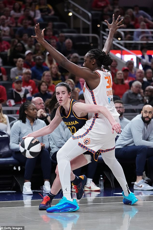 Clark, Mabrey i Tina Charles ocijenjeni su tehničkim prekršajima, dok je Sheldon dobio flagrant