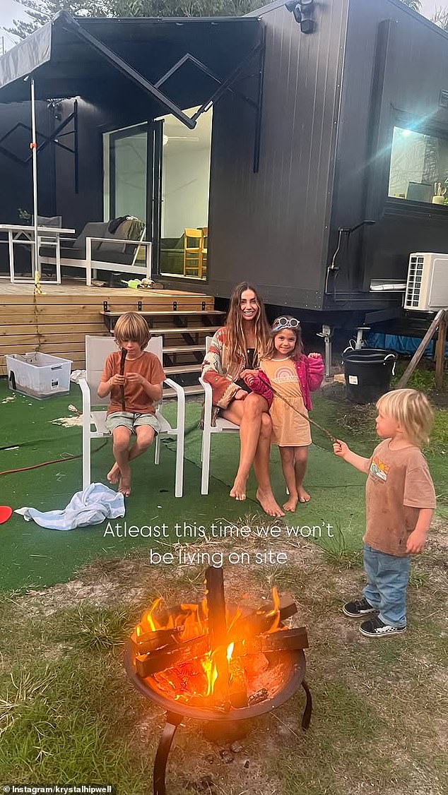 Krystal je prošle godine dijelila nekoliko fotografija svoje mlade obitelji koja živi na gradilištu, jer su izgradili dva raskošna nekretnina za iznajmljivanje za događaje i Grupne boravka