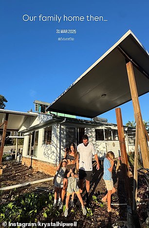 Ex reality TV zvijezda također je podijelila fotografiju kako je izgledala njezin dom kad ju je prvi put kupila u ožujku, pozirajući ispred kolibe sa suprugom i troje djece