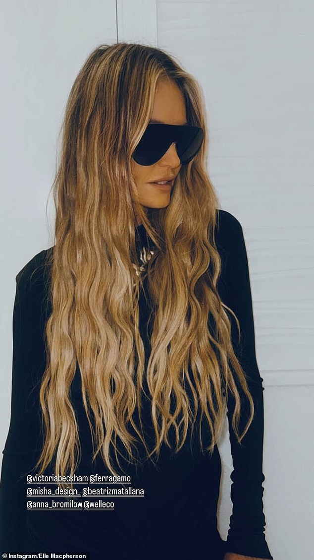 Prikazala je svoj sve veći okvir u liknu koja je zagrlila Victoria Beckham crnu haljinu udružena s predimenzioniranim sunčanim naočalama i mrljastim srebrnim nakitom