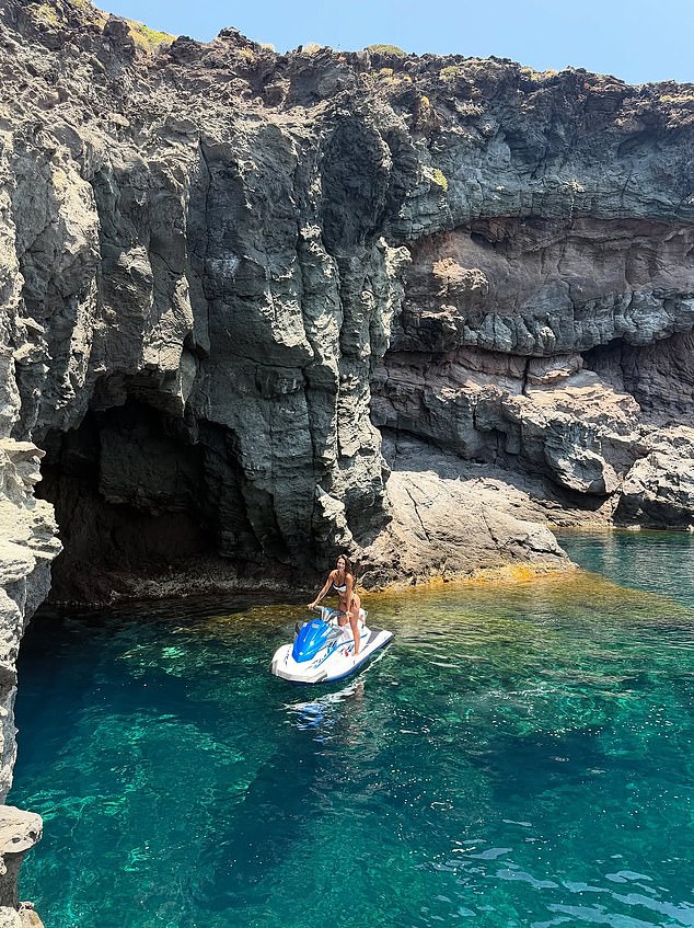Vazquez je podijelila svoje fotografije na jet skijama na otoku Pantelleria na jugu Sicilije