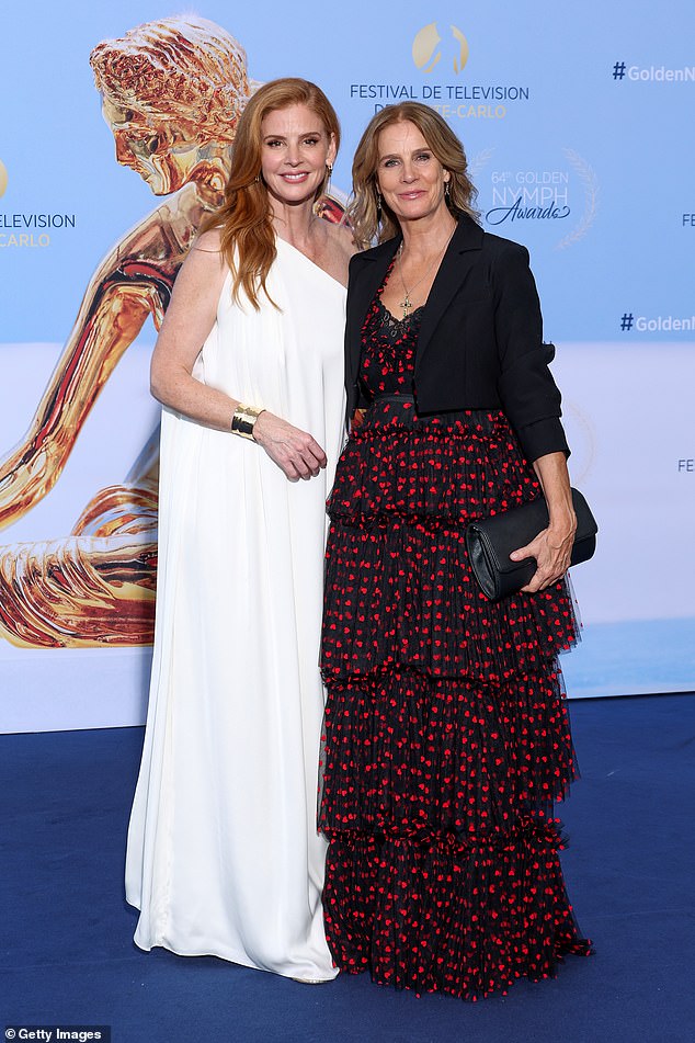 Zvijezda odijela također je ispucala osmijeh dok je pozirala za fotografije s Aussie glumicom Rachel Griffiths (56) koja je za večer sportala crvenu i bijelu haljinu pokera