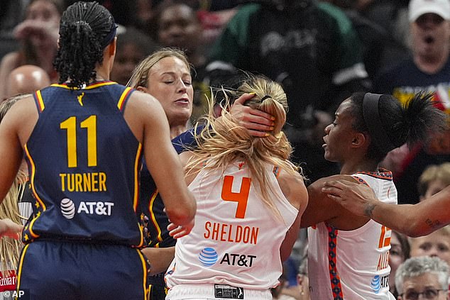 Sheldona je tada teško prekršila Sophie Cunningham (okrenuta prema kameru) kasno u igri