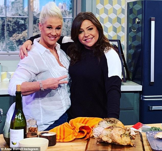 Kasnije je gurnula u središte pozornosti i postala najpoznatija kao dugogodišnji domaćin najgorih kuhara u Americi, viđena sa svojom prijateljicom Rachael Ray