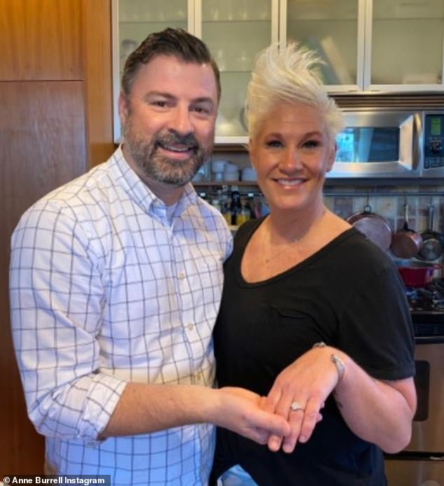 TV kuhar - koja je postala sinonim za njezin zaštitni znak Spiky Platinum kose - preživio je suprug Stuart Claxton, koji ju je u utorak u kupaonici pronašao 'neodgovarajuća'