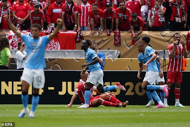 Jeremy Doku udvostručio je vodstvo Man Cityja neposredno prije poluvremena nakon vožnje u foden uglu