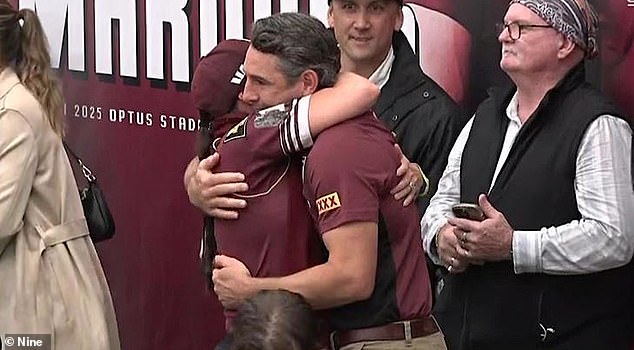 Slater je također viđen kako dijeli dodirni trenutak sa suprugom Nicole u svlačionici nakon utakmice